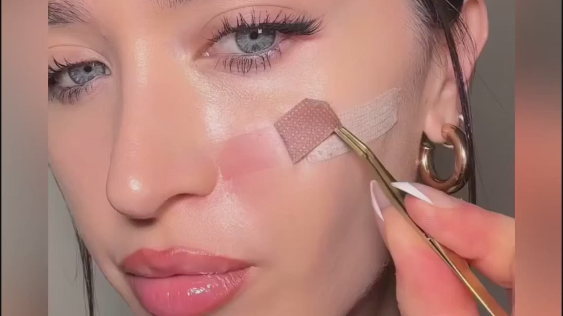 Video laden: &lt;h4&gt; Wir alle kennen das: &lt;strong&gt;Foundation verstopft die Poren, hinterlässt Flecken oder passt einfach nicht zu unserem Hautton.&lt;/strong&gt;
&lt;/h4&gt;
&lt;p&gt; Dieses &lt;strong&gt;getönte Roll-on-Serum&lt;/strong&gt; passt sich Ihrem Hautton an, &lt;strong&gt;spendet beim Auftragen Feuchtigkeit&lt;/strong&gt; und verleiht einen &lt;strong&gt;von koreanischen Routinen inspirierten&lt;/strong&gt; Glanz – &lt;strong&gt;genau wie Ihre Haut, aber glatter, strahlender und ebenmäßiger.&lt;/strong&gt;&lt;/p&gt;
&lt;p&gt; 🙅‍♀️ &lt;strong&gt;Nie wieder den Farbton erraten&lt;/strong&gt;&lt;/p&gt;
&lt;p&gt; 🙅‍♀️ &lt;strong&gt;Kein Gipseffekt oder überschüssiges Material&lt;/strong&gt;&lt;/p&gt;
&lt;p&gt; 💧 &lt;strong&gt;Keine trockenen Stellen oder sichtbaren Flecken&lt;/strong&gt;&lt;/p&gt;